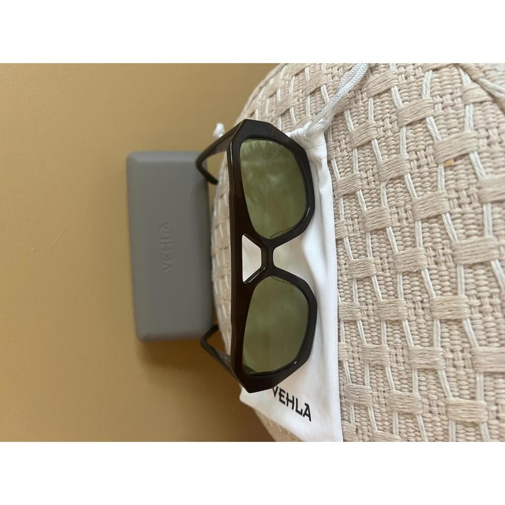 VEHLA Black Frame Sunglasses with Green Lenses